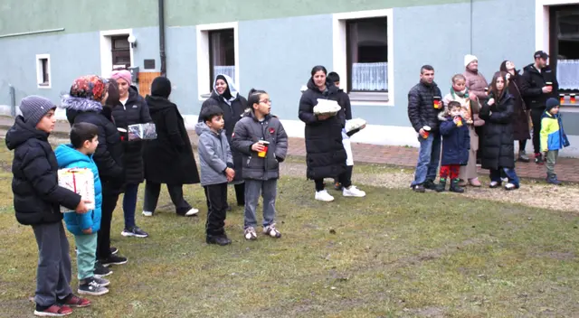Vor den Räumlichkeiten der Meitinger Tafel im Kellergeschoss an der Dr.-Max-Josef-Metzger-Halle warteten die Familien auf die Päckchen. | Foto: Peter Heider