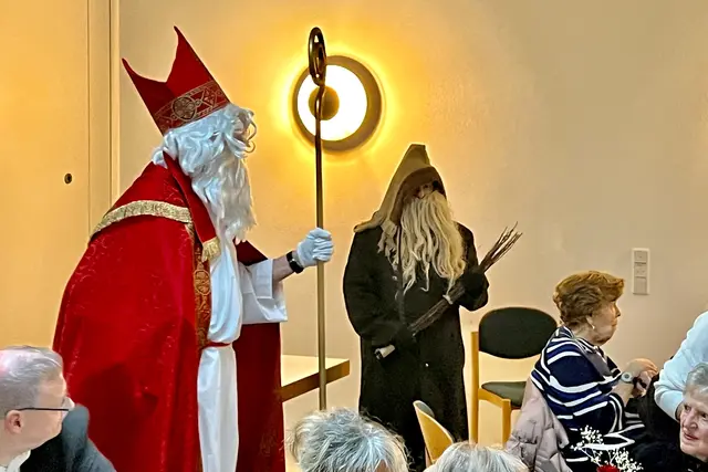 Obwohl Knecht Ruprecht auch seine Rute dabei hatte, gab’s von ihm nur Süßes.  | Foto: P. Steffen Brühl SAC