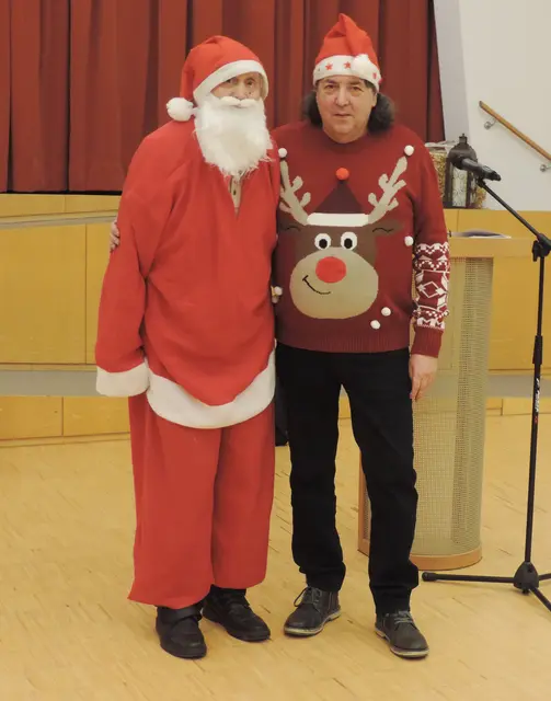Nikolaus Friedhelm Eisenberg und Vorsitzender Denis Delaruelle begrüssen die Gäste beim AWO Adventskaffeetrinken