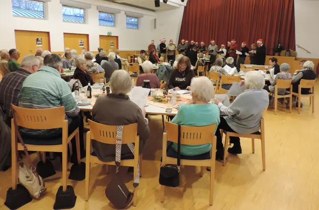 AWO Mitglieder und MGV Twiste singen gemeinsam Weihnachtslieder