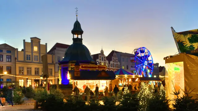 An der Wasserkunst stehen viele Buden mit ihren diversen Angeboten. Foto: Helmut Kuzina