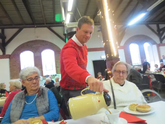 Hoffentlich  kleckert er nicht, denken die zwei.
