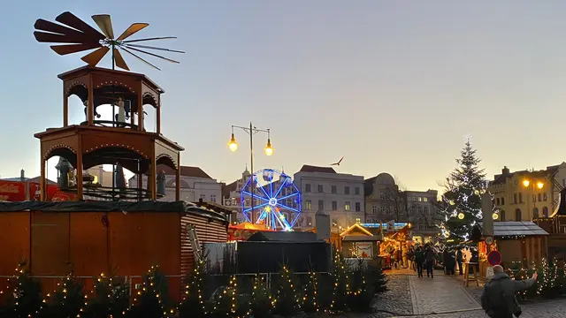 Gegen 16 Uhr beginnt in Wismar allmählich die Zeit der blauen Stunde. Foto: Helmut Kuzina