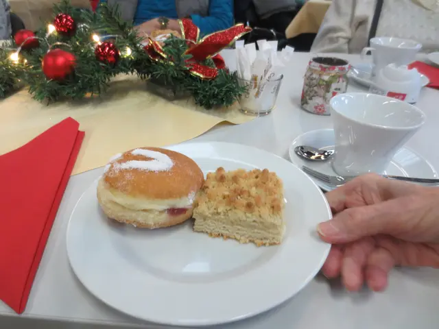 Da guckt die Marmelade schon raus. Nach dem reinbeißen sah ich wie Frau Dracula aus, Hünerberg von denen der Kuchen gespendet wurde, hatte es gut gemeint.