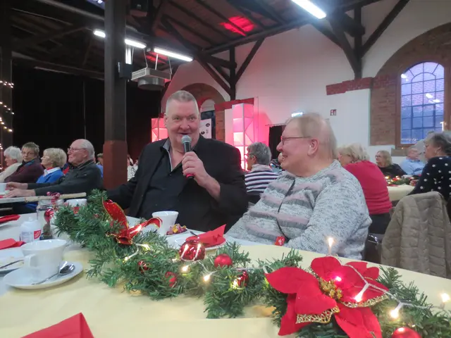 Er muß etwas lustiges gesagt haben ,Ingrid freut sich.