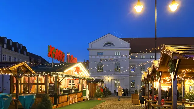 Zahlreich Stände mit kulinarischen Angeboten locken die Besucher des Weihnachtsmarktes. Foto: Helmut Kuzina
