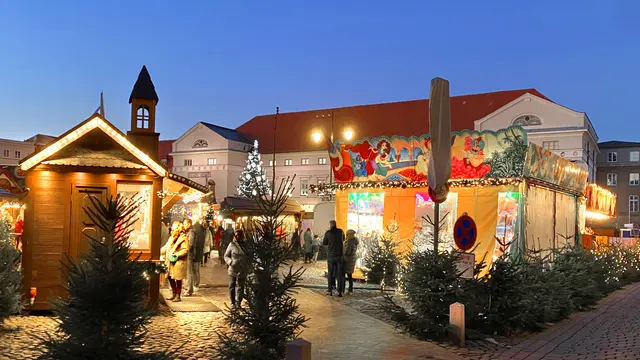 Breite Gassen, hier in Richtung zum Rathaus, laden zum Bummeln und Verweilen ein. Foto: Helmut Kuzina