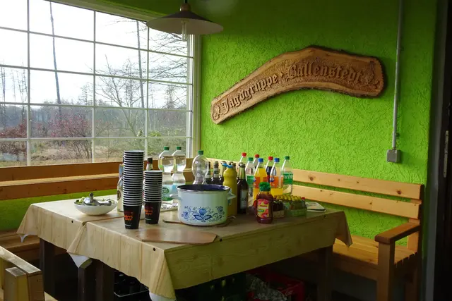 Getränke in der Jagdhütte, der große Topf ist voll von Glühwein