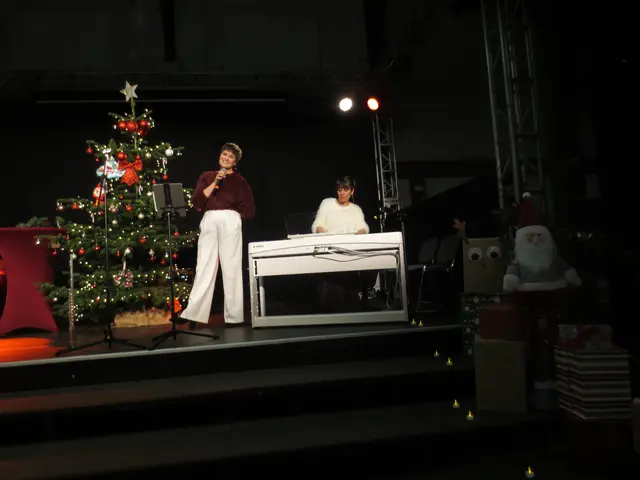 Hier sind die jungen Frauen wieder am Singen und spielen.