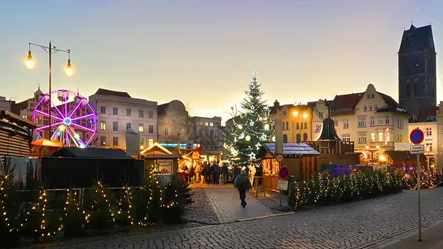 Mit der hereinbrechenden Dämmerung beginnen die Lichter des Weihnachtsmarktes intensiver zu leuchten. Foto: Helmut Kuzina