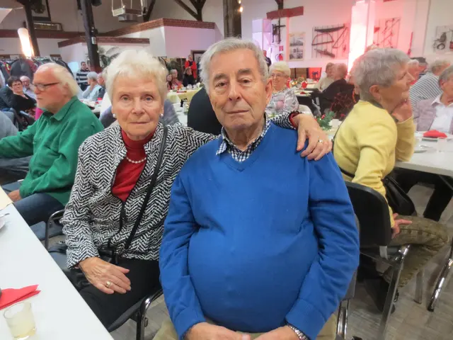 Dieses Ehepaar  ist auch jedes mal bei der Weihnachtsfeier.