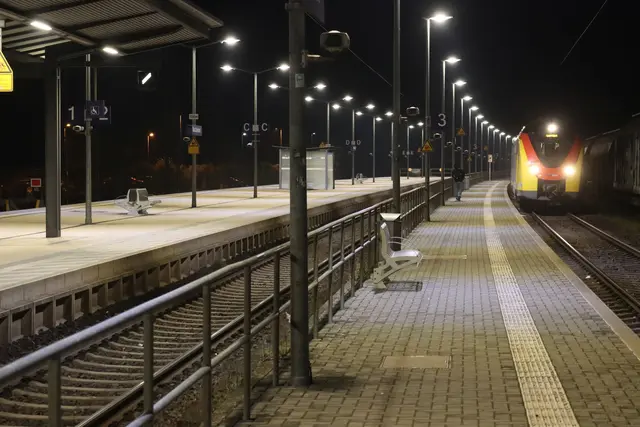 hinterer Zugteil in Stadtallendorf - ziemlich weit weg vom Anfang des Bahnsteigs.