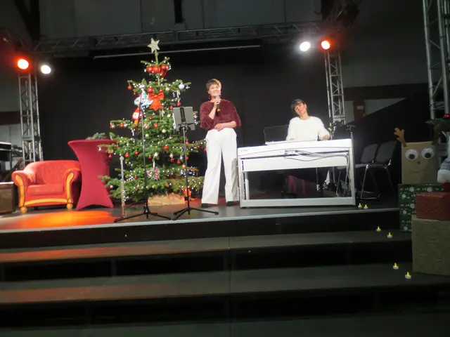 Hier geht es um Gesang und Klavierspiel,  beides sehr gekonnt.