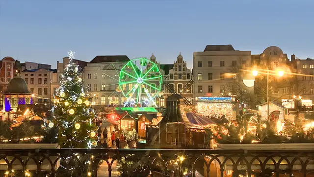 Die Sicht vom Rathausbalkon auf den Weihnachtsmarkt. Foto: Helmut Kuzina