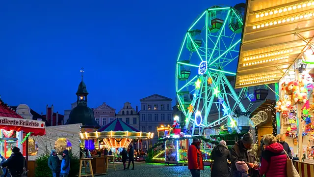 Auf dem Weg über den Weihnachtsmarkt in Richtung zur Wasserkunst. Foto: Helmut Kuzina