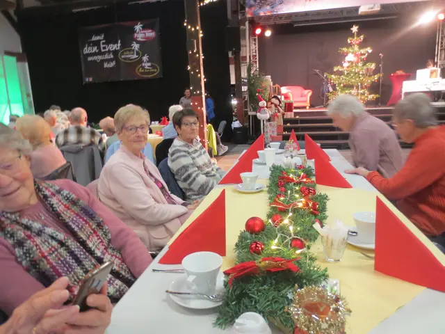 Hier wieder mit Tischdeko. und Gästen.