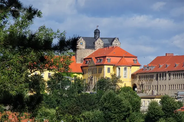 Schloss Ballenstedt vom Stadtpark aufgenommen, hier ist die Sichtachse noch nicht vollständig wiederhergestellt