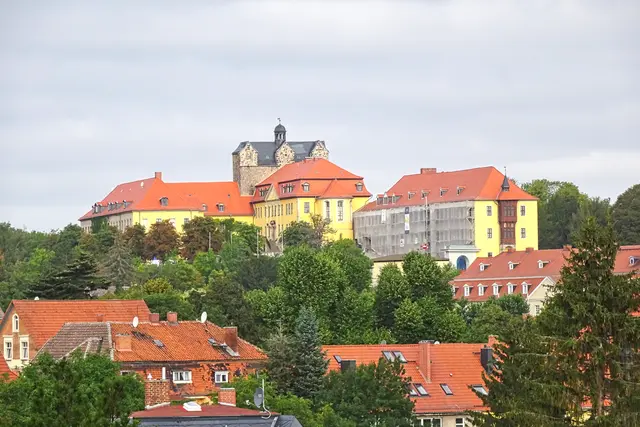 Schloss Ballenstedt vom Denkmal Albrecht des Bären im Stadtpark aufgenommen