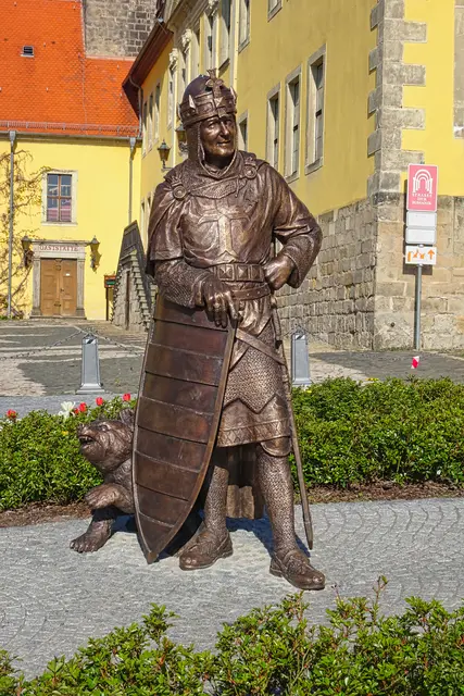 das am 19. November 2019 eingeweihte bronzene Denkmal Albrecht des Bären auf dem Schlosshof