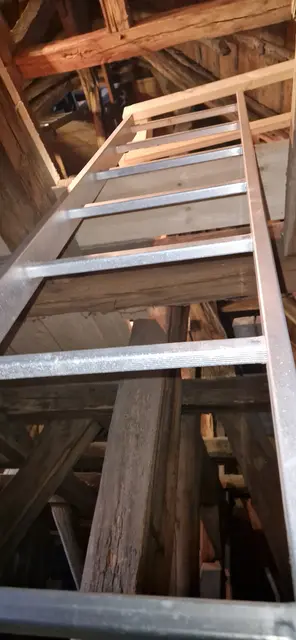Der Weg zur Glocke von dem ersten Dachetage nach oben