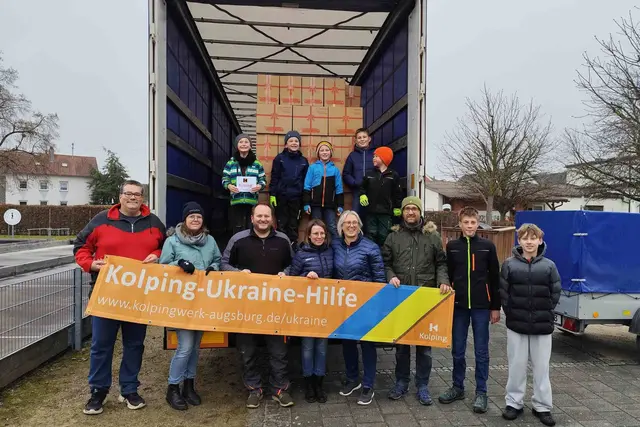 742 Weihnachtspakete von der Aktion von Kolping Augsburg und dem Johanniter Weihnachtstrucker gingen an die Ukraine. Daneben wurden von den Geldspenden Lebensmittel für etwa 100 Pakete zugekauft sowie 110 gebrauchte Schulranzen mitgesendet.