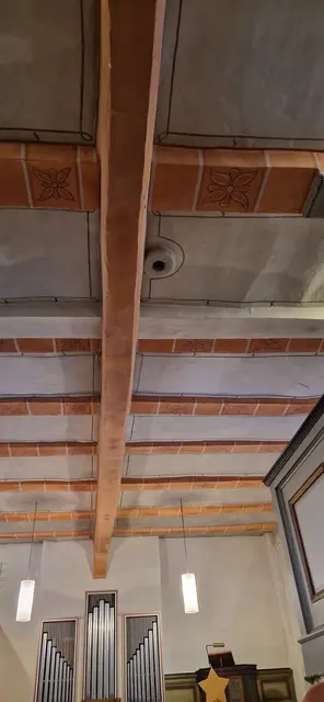 An der Decke noch sichtbar, der Seildurchlass , als die Glocken noch von Hand geläutet wurden