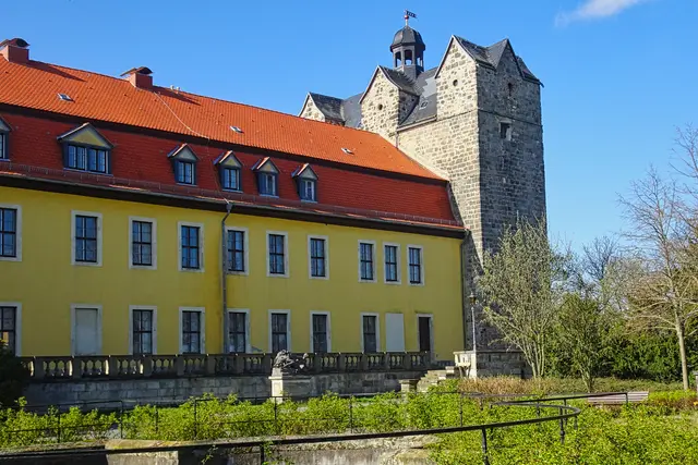Teil des Schlosses Ballenstedt mit der integrierten Westportal des ehemaligen Klosters
