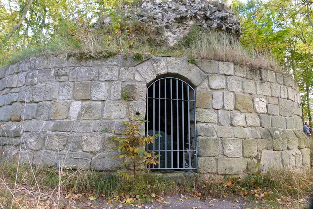  Bergfried der Burgruine Anhalt