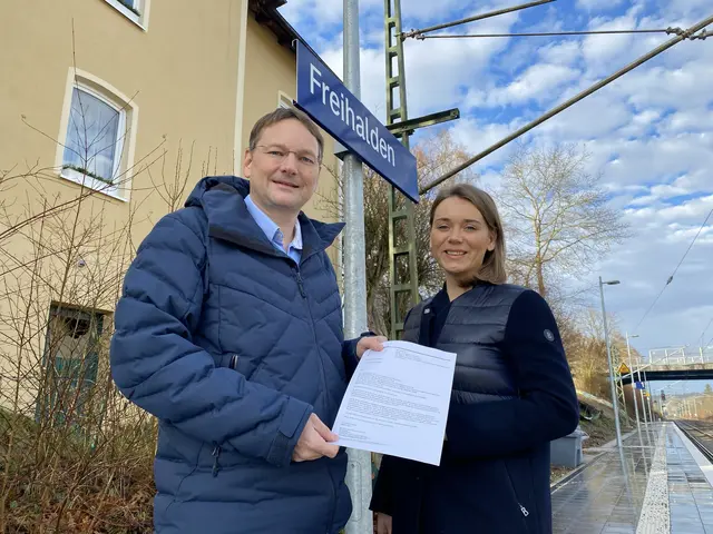 Landrat Hans Reichhart und die Günzburger Landtagsabgeordnete Jenny Schack haben sich für Verbesserungen für die betroffenen Schülerinnen und Schüler aus Freihalden und Mindelaltheim eingesetzt.  | Foto: Benjamin Sigmund / Landratsamt Günzburg