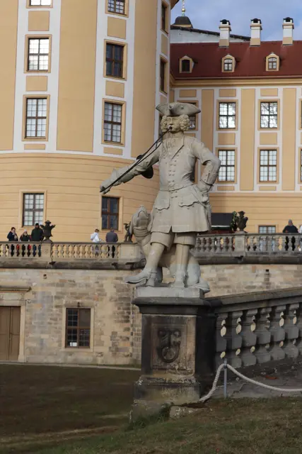 Musiker
Johann Christian Kirchner und Johann Benjamin Thomae schufen Statuen, Vasen  und Putten