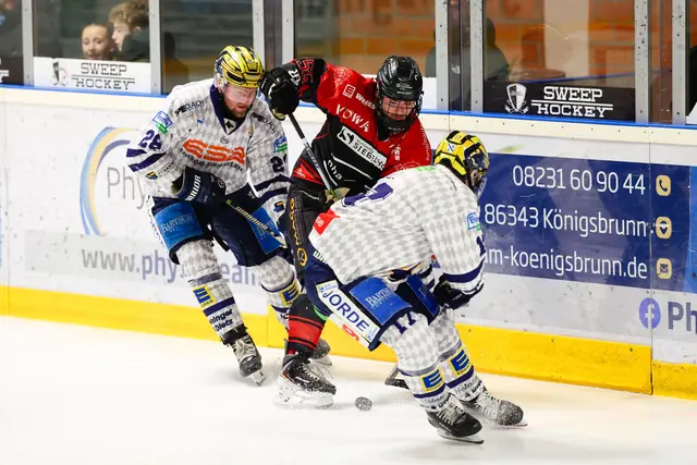 Die Partie war hart umkämpft, beide Mannschaften schenkten sich nichts. (im Bild Nico Baur in rot/schwarz im Zweikampf mit Martin Sanner und Matthias Hölzl) | Foto: Dietmar Ziegler