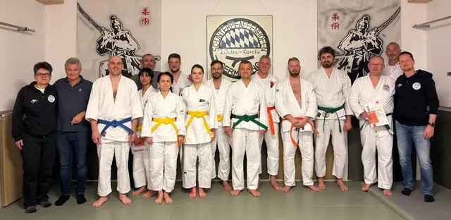 Von links: Prüferin Susanne Laumer, Trainer Günter Bauer, Enrico Scomazzon, Moska Popal, Trainer Albert Wunder, Elena Mirela Olariu, Stefan Kneidl, Penelope Dey, Paul Uhlmann, Cristian Chereji, Christopher Winkler, Andreas Süßl, Jakob Heemken, Edwin Matusek, Prüfer Ralf Dietrich, Trainer Eike Sommer