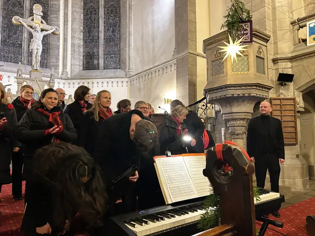 Rechts bei der Kanzel Chorleiter David Bong
