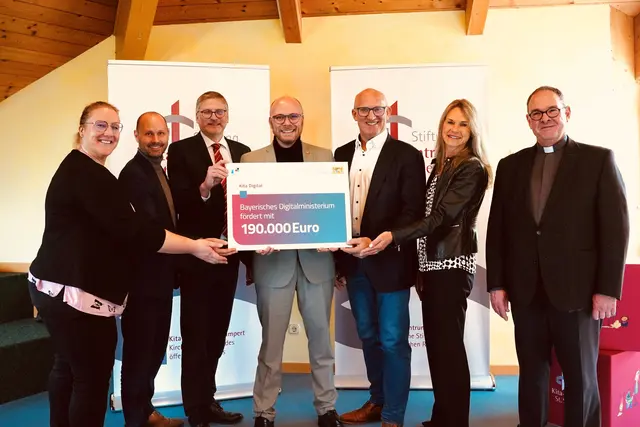 Foto (v.l.): Laura Oppitz, Leitung des Kindergartens St. Nikolaus in Kutzenhausen; Andreas Weißenbrunner, 1. Bürgermeister Kutzenhausen; Günter Groll, Vorsitzender Vorstand des KiTa-Zentrums St. Simpert; Dr. Fabian Mehring, Bayerischer Staatsminister für Digitales; Anton Rittel, Landtagsabgeordneter; Manuela Beier, Referentin für Strategie und Prozesse im KiTa-Zentrum St. Simpert; Pfarrer Ralf Putz, Leiter der Pfarreiengemeinschaft Dietkirch | Foto: Bayerisches Staatsministerium für Digitales