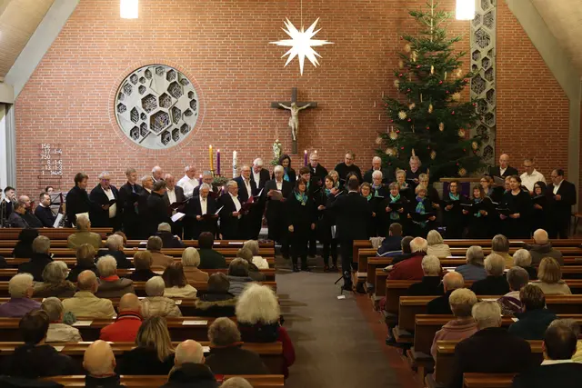 Männerchorgemeinschaft und Cantilena singen in der Martin-Luther-Kirche