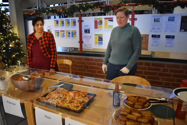 Am Büfett: links die 2. Vorsitzende vom Verein „Schönes Mittelfeld (SchMitt) Kamaly Sandran
