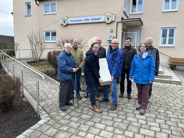 (von links) Raymund Kitzinger, Robert Steppich, Bürgermeister Bernhard Uhl, Direktor Thomas Gruber vom staatlichen Vermessungsamt in Augsburg, stellvertretender Landrat Hubert Kraus, Marktgemeinderat Guido Clemens, Archivarin Angela Schlenkrich und Jörg Weitzenbürger von Steinmetz Hoppe (nicht im Bild Johann Weindel) 
 | Foto: Marktgemeinde Zusmarshausen