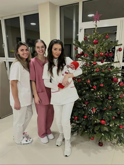 Freudiger Moment zum Jahresende: Das 400. Baby des Jahres 2025 wurde an den Kreiskliniken Dillingen-Wertingen geboren und von dem interdisziplinären Team der Geburtshilfe herzlich willkommen geheißen.  | Foto: Foto:KHDW