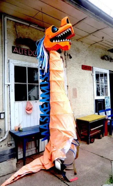Der Feuerdrache vom Maskenmuseum vor der Alten Dorfschmiede in Diedorf