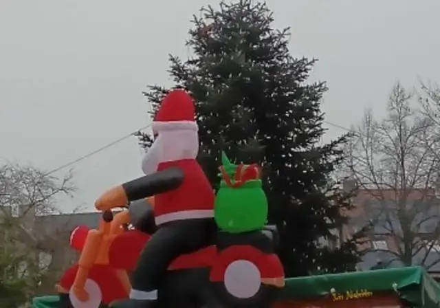 Nikolaus am Weihnachtsmarkt von Diedorf unterwegs. | Foto: Iris Alefelder