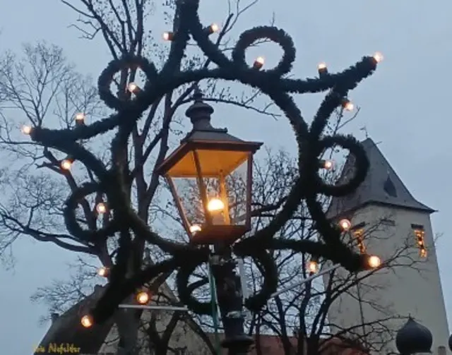 Weihnachtslaterne - im Hintergrund Schloß Hofhegnenberg. | Foto: Iris Alefelder