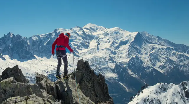 Klettern vor der eindrucksvollen Kulisse des Mont Blanc.