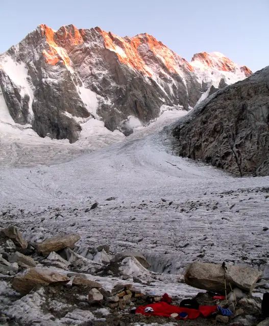 Ein traumhafter Biwakplatz vor der Kulisse der Grand Jorasses für mein Nachtlager. In dieser gigantischen Natur bin ich vollkommen allein. Und in der Nacht funkelt das Firmament mit der deutlich in ihre einzelnen Strukturen aufgeösten Milchstraße über mir, so dass es mir schwerfällt, in den Schlaf zu finden. | Foto: Kurt Wolter