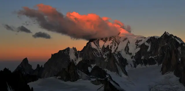 Den Mont-Blanc erreichen die ersten Strahlen der aufgehenden Sonne. | Foto: Markus Wolter