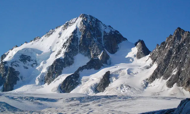Die Aig. d´Argentiere, hoch über dem gleichnamigen Ort, misst 3901 Meter. | Foto: Markus Wolter