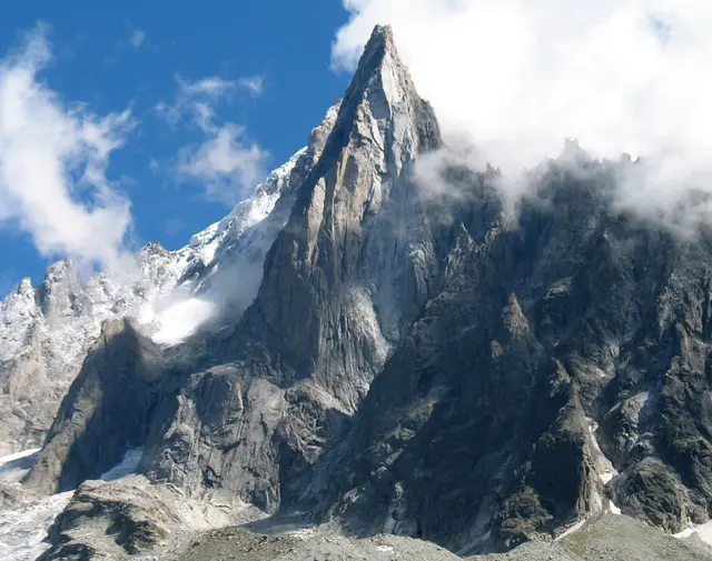 Gleich am Eingangsbereich des Gletschertals steht, wie ein Talwächter, der gewaltige und 3754 Meter hohe Felsturm der Aig. du Dru, aus purem Granit bestehend. Vor einigen Jahren brach, von dieser Ansicht, die hier im Bild zu sehen ist, eine riesige etwa 800 Meter hohe Felswand ab.  | Foto: Kurt Wolter