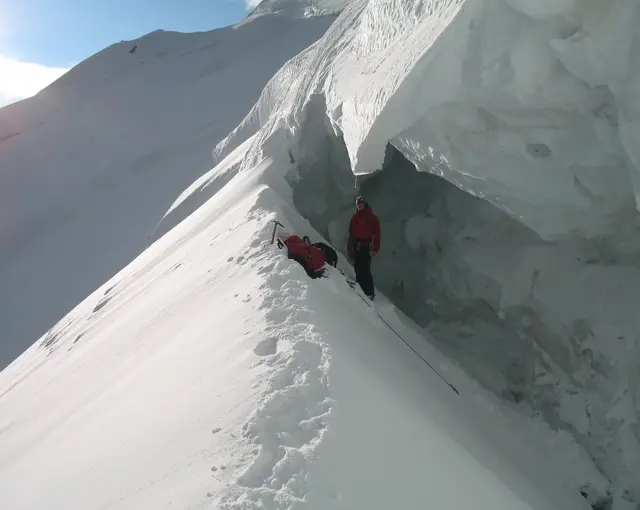 Wir sind in 4000 Metern Höhe dazu gezwungen, in einem Bergschrund übernachten zu müssen, da uns Weiter- und Rückweg versperrt sind. Aber am folgenden Morgen kann es weitergehen.   | Foto: Kurt Wolter