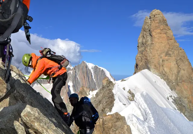 Die Tour kann dort oben in 3800 Metern Höhe beginnen. Rechts der Deant du Geant, der sich noch 200 Meter über dem Grat erhebt. | Foto: Kurt Wolter