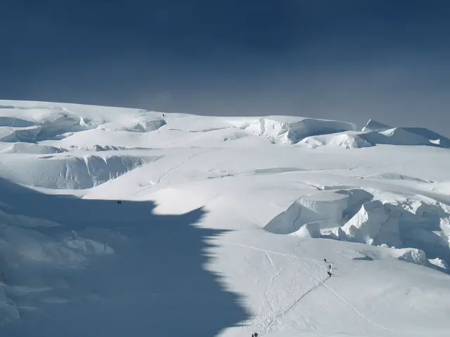Aber bevor wir die Schulter erreichen können, überrascht uns ein Unwetter mit Blitz und Donner, und große Hagelkörner prasseln auf uns herab. | Foto: Markus Wolter