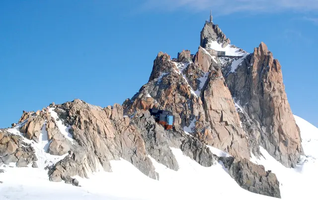 Die Seilbahnstation der Aig. du Midi in 3800 Metern Höhe. Darunter im Fels die Cominiques Hütte, in der wir übernachtet haben.  | Foto: Markus Wolter
